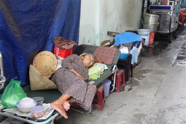 Chuyện đời bà cụ đi ở đợ 60 năm, có chồng con nhưng tuổi già đơn độc, sống nhờ người dưng trong hẻm nhỏ - Ảnh 6.
