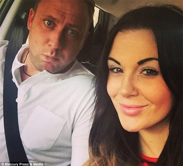 bat chong ngu o ghe sofa sau cuoc cai va, nguoi vo nga quy khi phat hien chong da tu vong - 1