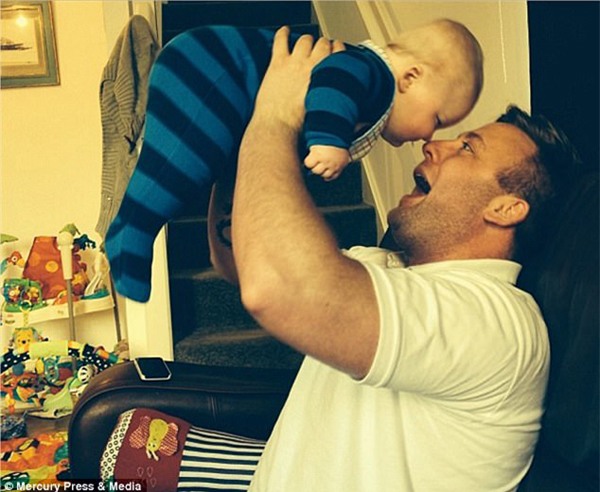 bat chong ngu o ghe sofa sau cuoc cai va, nguoi vo nga quy khi phat hien chong da tu vong - 3