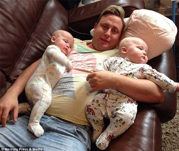 bat chong ngu o ghe sofa sau cuoc cai va, nguoi vo nga quy khi phat hien chong da tu vong - 4