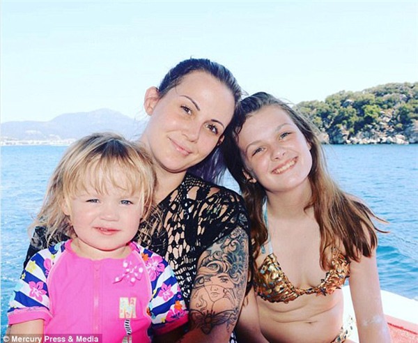 bat chong ngu o ghe sofa sau cuoc cai va, nguoi vo nga quy khi phat hien chong da tu vong - 5