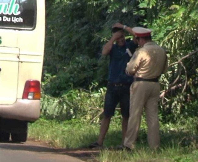 CSGT tren QL14 kiem tra xe trong 10 giay: Thanh tra cong an vao cuoc hinh anh 1