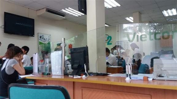 Hà Nội: Hai người phụ nữ đánh nhau ngay tại ngân hàng vì số thứ tự xếp hàng - Ảnh 4.