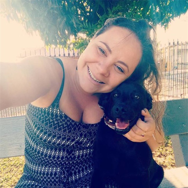 Thấy chú chó ngày nào cũng lôi chăn mới ra ngoài vườn, người chủ cảm động khi biết câu chuyện thật sự - Ảnh 5.