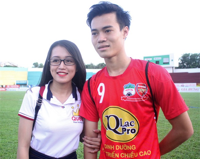 Dân mạng truy tìm bạn gái mới của Văn Toàn - Ảnh 1.