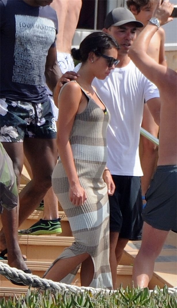 Bồ Ronaldo mặc áo rộng che bụng bầu khi bị soi quá đà - Ảnh 5.