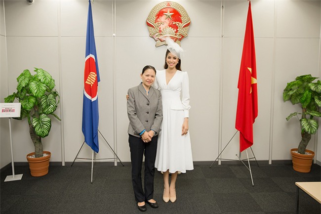 mac dep la the ma pham huong vãn bi chi trich khong thuong tiec - 5