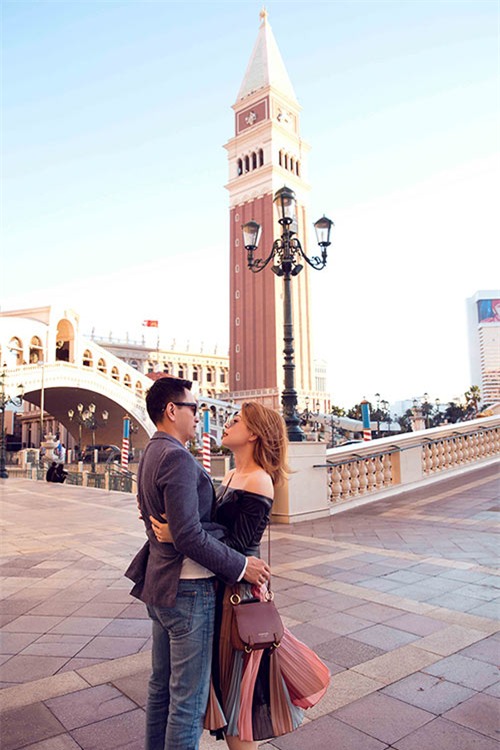 lang man chua, ban trai viet kieu be bong thanh thao giua pho dong nguoi - 1