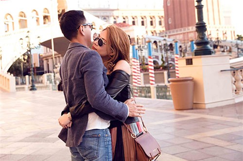 lang man chua, ban trai viet kieu be bong thanh thao giua pho dong nguoi - 6