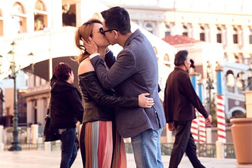 lang man chua, ban trai viet kieu be bong thanh thao giua pho dong nguoi - 7