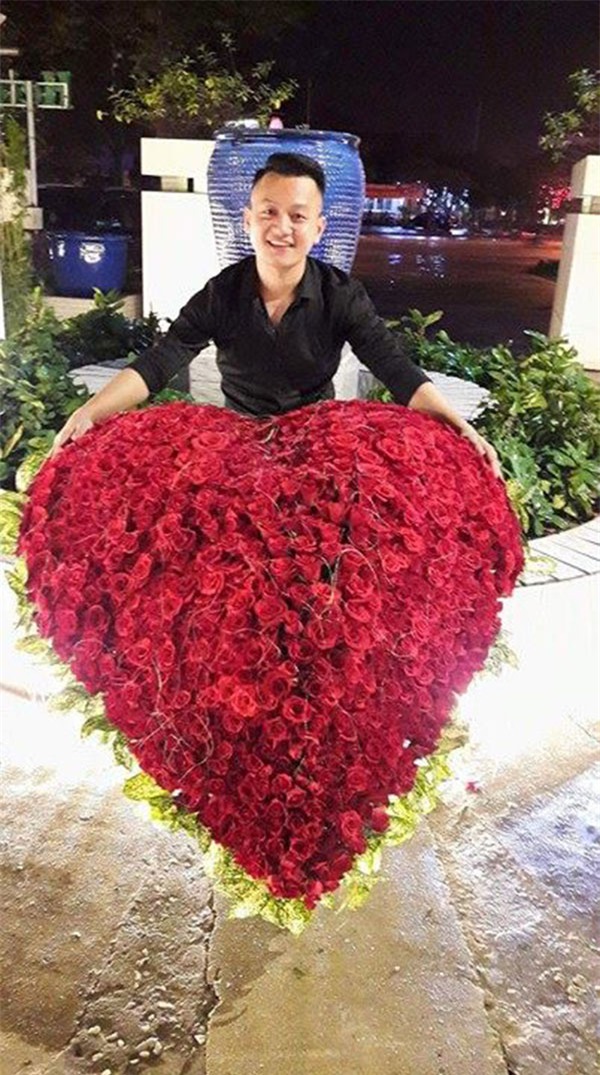 hotgirl 4 nam yeu tang 1000 bong hong, bau 9 thang lam sinh nhat “khung” cho chang xong moi di de - 2