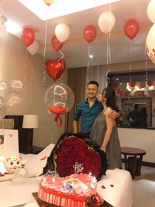 hotgirl 4 nam yeu tang 1000 bong hong, bau 9 thang lam sinh nhat “khung” cho chang xong moi di de - 8