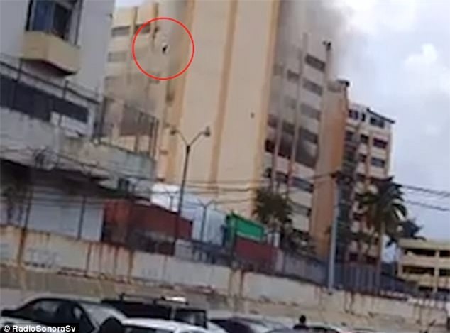 Người đàn ông được nhìn thấy nhảy từ tòa nhà đang cháy. (Ảnh: Dailymail)