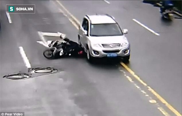 Clip: Người đàn ông thoát chết ngoạn mục trong tai nạn nhờ chiếc mũ bảo hiểm - Ảnh 2.