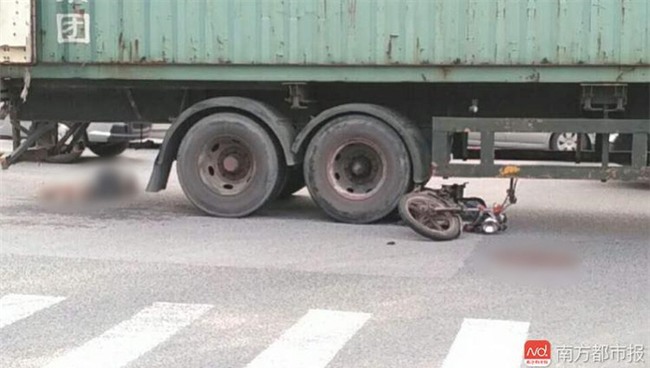 Đột ngột quay đầu, container kéo lê rồi đè nghiến lên chiếc xe máy bên cạnh khiến 1 người chết - Ảnh 10.