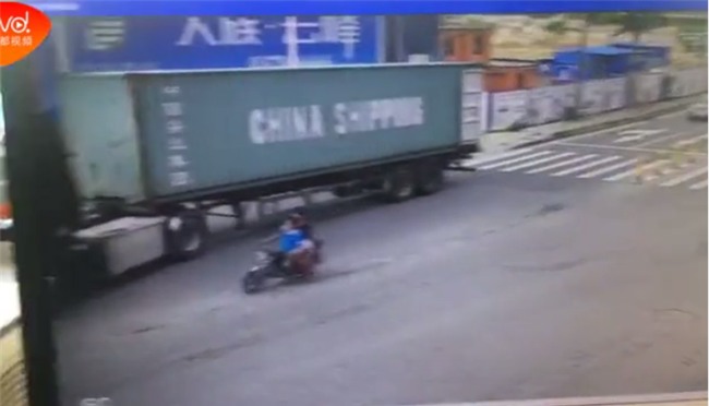 Đột ngột quay đầu, container kéo lê rồi đè nghiến lên chiếc xe máy bên cạnh khiến 1 người chết - Ảnh 4.
