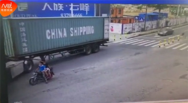 Đột ngột quay đầu, container kéo lê rồi đè nghiến lên chiếc xe máy bên cạnh khiến 1 người chết - Ảnh 5.