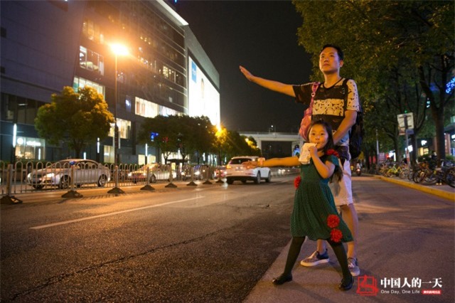 Ông bố bỏ việc may trăm bộ đầm cho con gái: “Chỉ cần có bố ở đây, con có thể là công chúa mỗi ngày” - Ảnh 12.