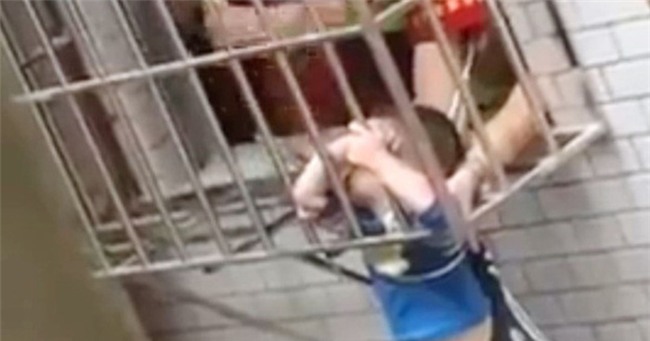 Mạo hiểm cứu bé trai treo lủng lẳng ở cửa sổ nhà cao tầng - Ảnh 2.