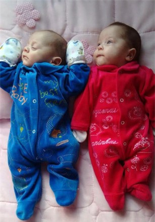 
Cặp song sinh trai gái Asaph và Ana chào đời sau khi người mẹ chết não 123 ngày với mức cân nặng bình thường. Ảnh: Caters News Agency
