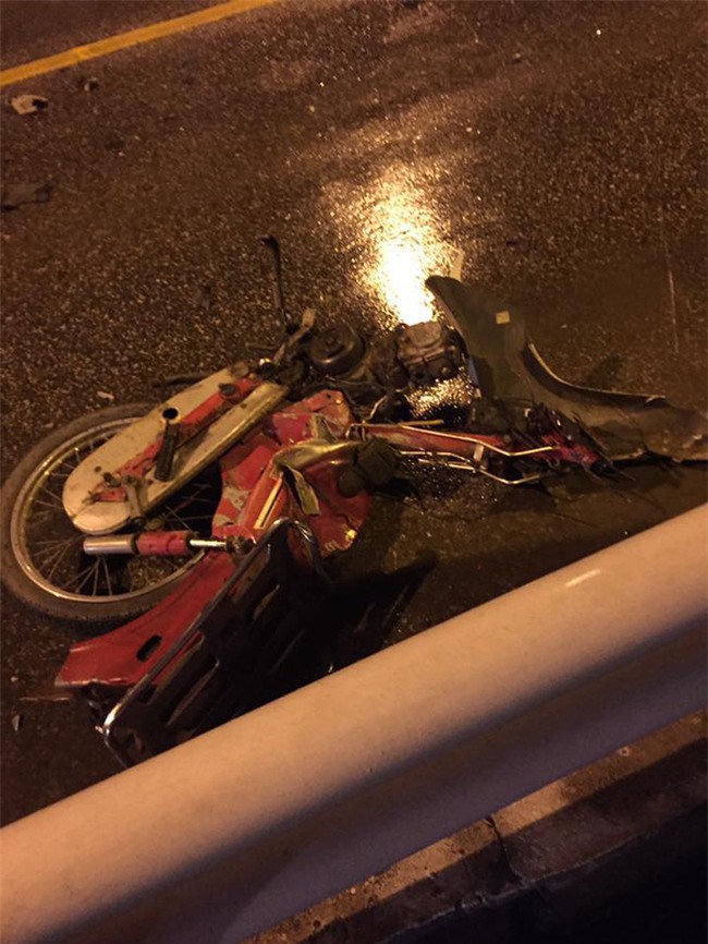 chiếc xe máy bị hư hỏng nặng sau vụ tai nạn giao thông trên cầu Chương Dương