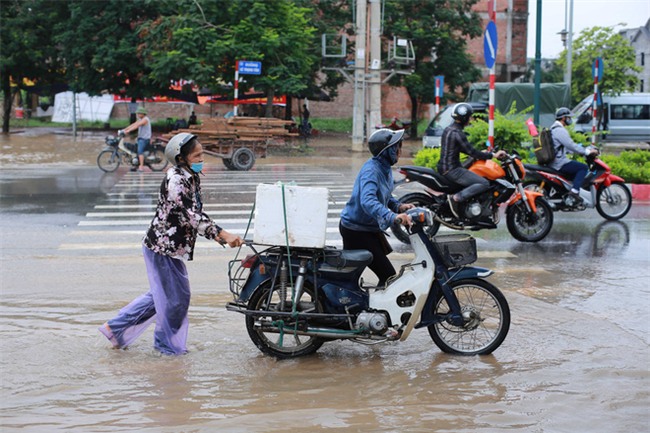 Đại lộ Thăng Long ngập sâu hơn 1m sau trận mưa lớn. - Ảnh 2.