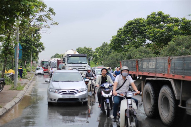 Đại lộ Thăng Long ngập sâu hơn 1m sau trận mưa lớn. - Ảnh 4.