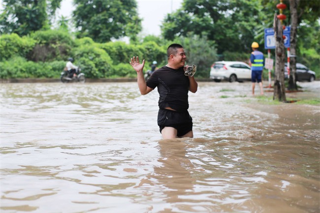 Đại lộ Thăng Long ngập sâu hơn 1m sau trận mưa lớn. - Ảnh 5.