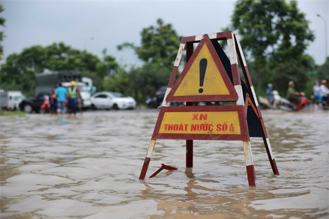 Đại lộ Thăng Long ngập sâu hơn 1m sau trận mưa lớn. - Ảnh 6.