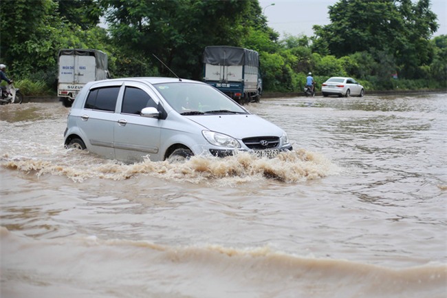 Đại lộ Thăng Long ngập sâu hơn 1m sau trận mưa lớn. - Ảnh 10.