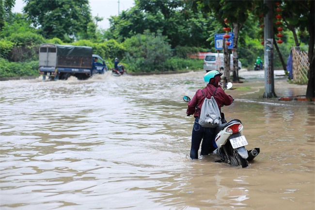 Đại lộ Thăng Long ngập sâu hơn 1m sau trận mưa lớn. - Ảnh 11.