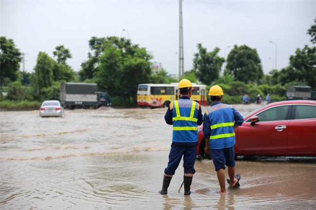 Đại lộ Thăng Long ngập sâu hơn 1m sau trận mưa lớn. - Ảnh 12.