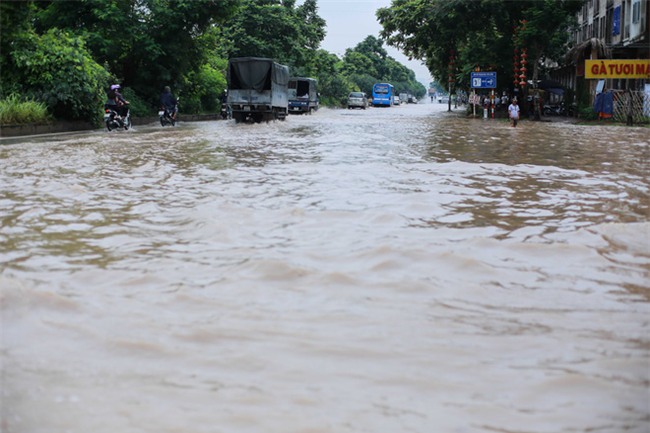 Đại lộ Thăng Long ngập sâu hơn 1m sau trận mưa lớn. - Ảnh 7.