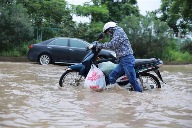 Đại lộ Thăng Long ngập sâu hơn 1m sau trận mưa lớn. - Ảnh 8.