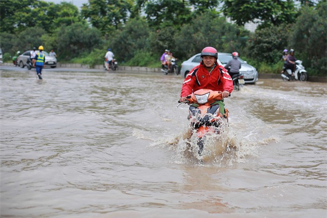 Đại lộ Thăng Long ngập sâu hơn 1m sau trận mưa lớn. - Ảnh 9.
