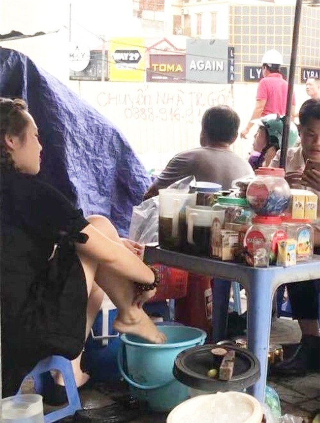 Quán trà vỉa hè bị dẹp sau khi nhân viên salon tóc dàn dựng clip lấy nước rửa chân để pha trà cho khách - Ảnh 1.