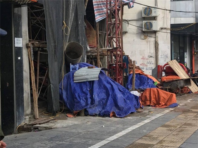 Quán trà vỉa hè bị dẹp sau khi nhân viên salon tóc dàn dựng clip lấy nước rửa chân để pha trà cho khách - Ảnh 5.