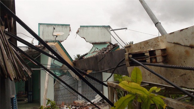 Cả nhà suýt mất mạng vì cần cẩu đổ sập - Ảnh 1.