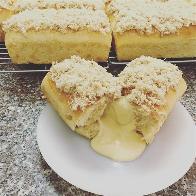 Tốn 120k mua bánh mì phô mai quảng cáo ruột đầy đặc quánh, cô nàng nhận về ổ bột cứng đơ phết tí tẹo nhân - Ảnh 5.