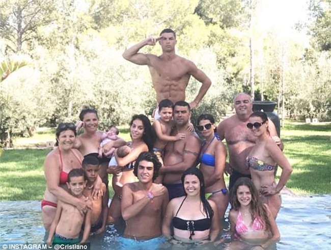 Tung ảnh đại gia đình, ngày Ronaldo cưới vợ đã không còn xa - Ảnh 1.