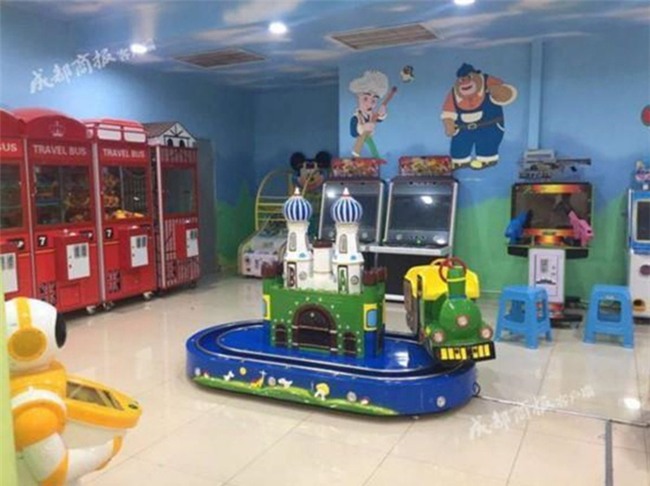 Tha thẩn chơi một mình trong khu vui chơi trẻ em, cậu bé 2 tuổi bị tàu hòa cán chết mà không ai hay biết - Ảnh 3.