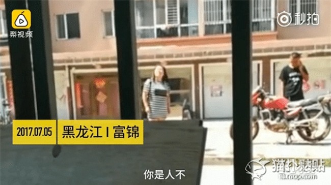 mang chui me chong giua pho, nang dau bi chong danh "thua song thieu chet" - 1