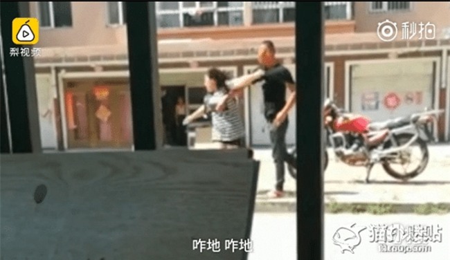 mang chui me chong giua pho, nang dau bi chong danh "thua song thieu chet" - 3