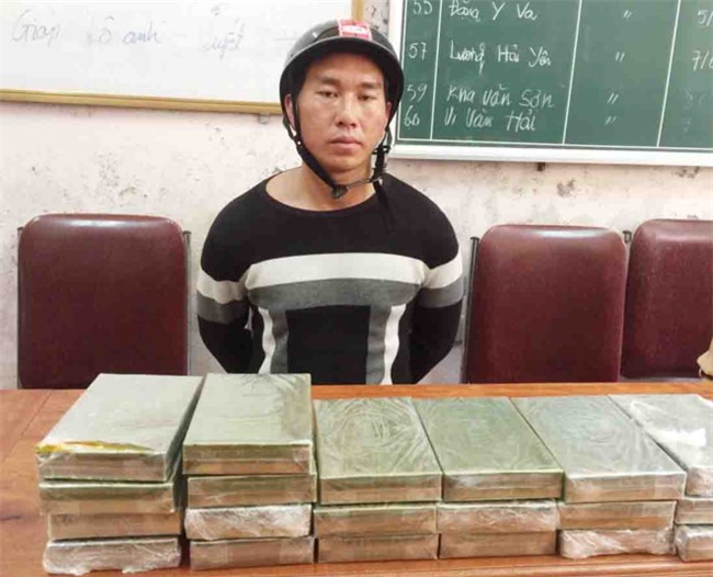 Canh sat mai phuc bat ga trai van chuyen 20 banh heroin hinh anh 1