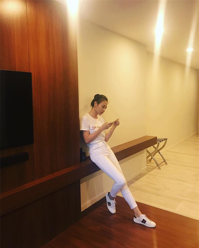 Hà Hồ và tình mới của Cường Đô la cùng mặc áo phông trắng, ai phong cách hơn ai - Ảnh 3.