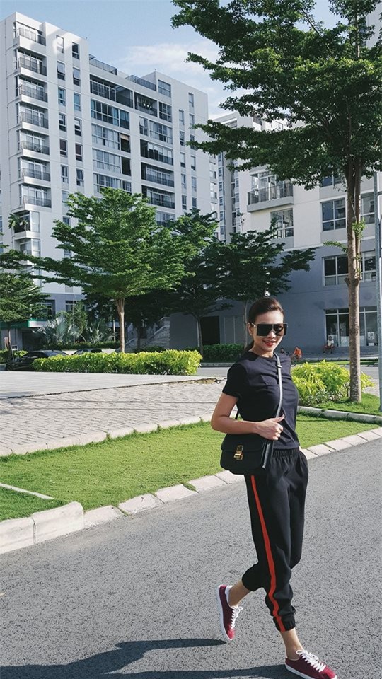 Hà Hồ và tình mới của Cường Đô la cùng mặc áo phông trắng, ai phong cách hơn ai - Ảnh 4.