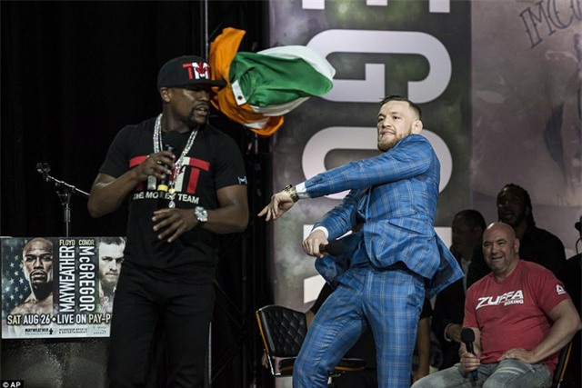 McGregor giật lá cờ từ người Mayweather