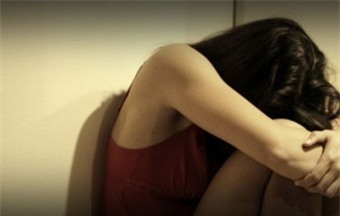 Chồng yêu biến thái khiến chị Vân đau đớn, tủi nhục. Ảnh minh họa