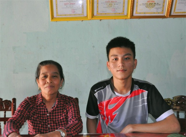 
Cậu học trò Nguyễn Hữu Lộc đã đạt 29,6 điểm khối B trong kỳ thi THPT Quốc gia 2017.

