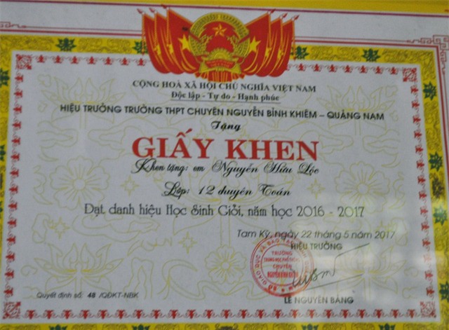 Trong 12 năm liền, Lộc luôn đạt thành tích học sinh giỏi, là niềm tự hào của gia đình. Thành tích học tập của em chính là niềm tự hào, hạnh phúc của ba mẹ.